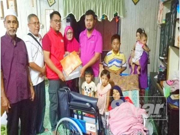 Keluarga Maziah, Siti Sarah dan Siti Rudiah menerima
Noor Hafizul Azreq (tiga dari kanan) menerima sumbangan yang disampaikan oleh Pengerusi Volunteer i-Care, Muhammad Afiq Aiman Sukry (tiga dari kiri) dan Setiausaha Komuniti Harapan Malaysia Zon 1 Limbongan, Arman Mustafa (dua dari kiri).
