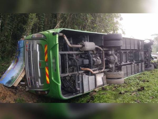 Bas ekspres bawa 30 penumpang terbalik di Tapah hari ini.