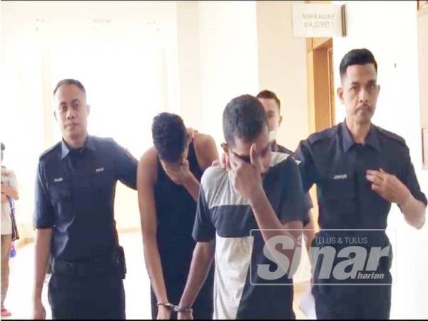 Puhaleandran dan Sathis Kumar di hadapan ke Mahkamah Majistret Kuantan didakwa atas tuduhan membunuh kawan baik mereka pada 18 Oktober lalu.