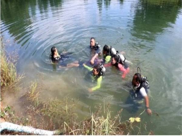 Anggota penyelamat melakukan operasi menyelamat.