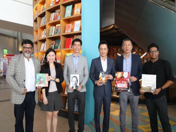 DIPAK (kiri) dan Pengarah Kanan Projek Sunsuria Berhad, Wong Chiew Meng (tiga dari kiri) bersama sebahagian koleksi buku yang ada di BookXcess Sunsuria Forum.