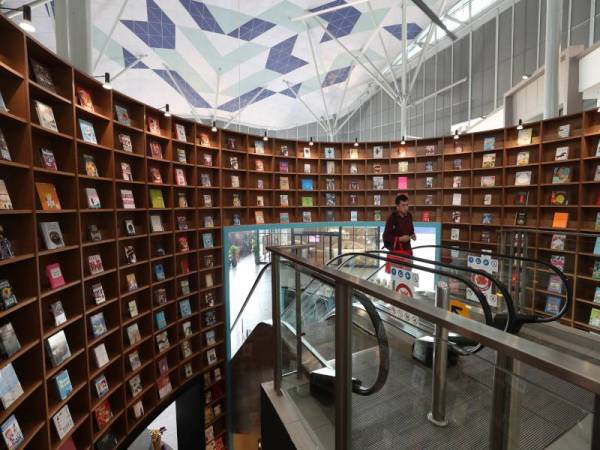 HIMPUNAN koleksi buku memenuhi terowong yang menjadi ikonik BookXcess Sunsuria Forum.