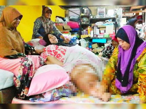 Kelab Cakna Kelantan yang diketuai Tiong Lam menyampaikan sumbangan kepada Nur Izzati Afiqah.