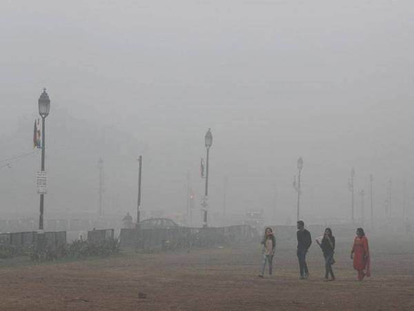 Orang ramai berjalan kaki di New Delhi. - Foto: REUTERS / Adnan Abidi
