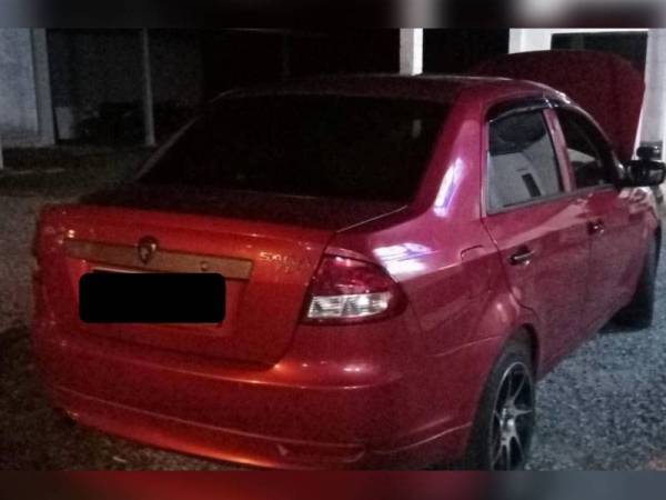 Salah sebuah kereta yang dirampas polis kerana dipercayai terlibat dalam kegiatan haram tersebut.