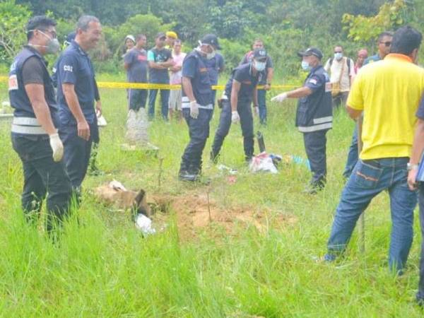 Anggota forensik IPK Kelantan yang melakukan kerja-kerja menggali pusara.