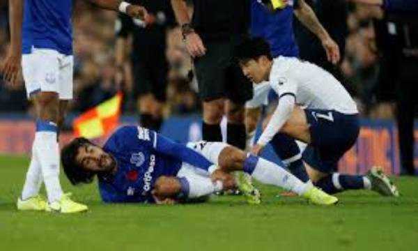 Heung-Min cuba menenteramkan Gomes selepas insiden ketika aksi di Goodison Park awal pagi tadi.