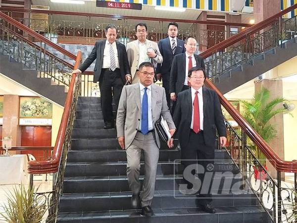 Saifuddin (kiri) berbual bersama Ketua Menteri, Chow Kon Yeow selepas membahas ucapan Belanjawan 2020 Pulau Pinang.