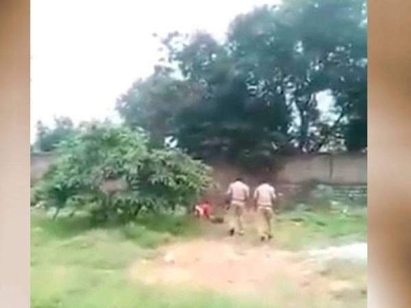 Polis di Hyderabad, India menahan seorang datuk kerana cuba membunuh cucu perempuannya.