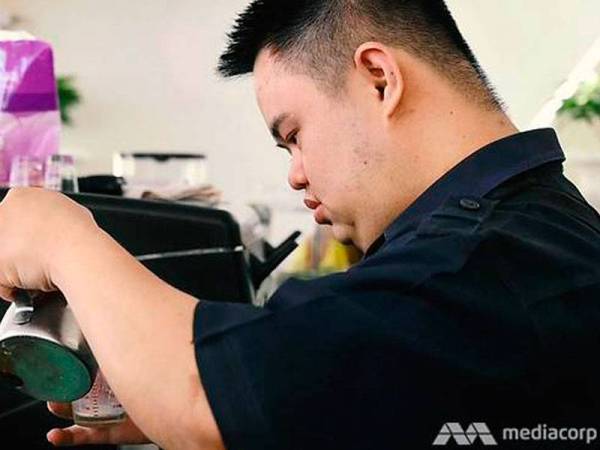 Jin menghafal lebih 10 resipi untuk minuman berbeza. - Foto Agensi