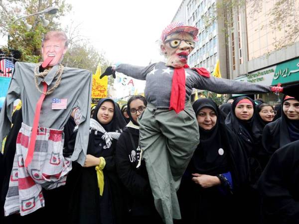 Rakyat Iran melaungkan slogan anti-AS ketika sambutan ulang tahun ke-40 insiden tebusan pada tahun 1979 di luar bangunan bekas kedutaan AS di Teheran hari ini. - FOTO AFP