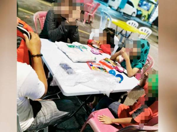 Selepas membeli keperluan yang dimahukan, Mohd Fadli membawa keluarga tersebut makan.