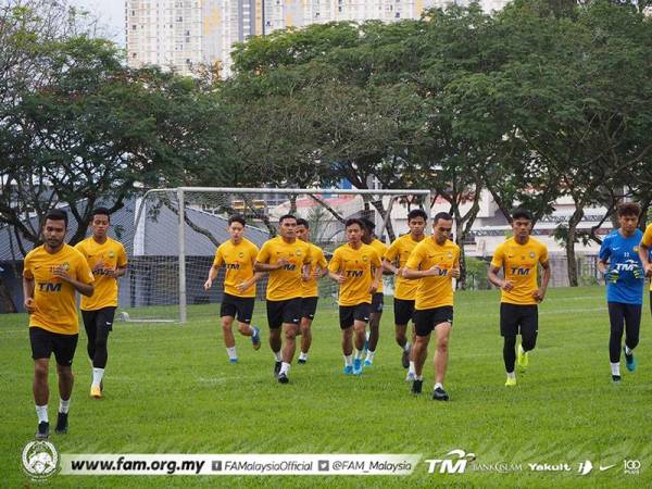Nor Azam (tengah) menjalani sesi latihan pada hari pertama sesi latihan Harimau Malaya di Padang Wisma FAM, Kelana Jaya kelmarin. - Foto FAM