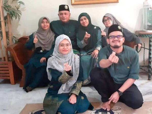 Luqman bersama isteri dan empat anak yang sentiasa menyokongnya menyambung pengajian hingga peringkat ijazah.