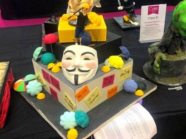 Kek bertema protes Hong Kong digugurkan daripada menyertai pertandingan menghias kek di Birmingham.- Foto CNA