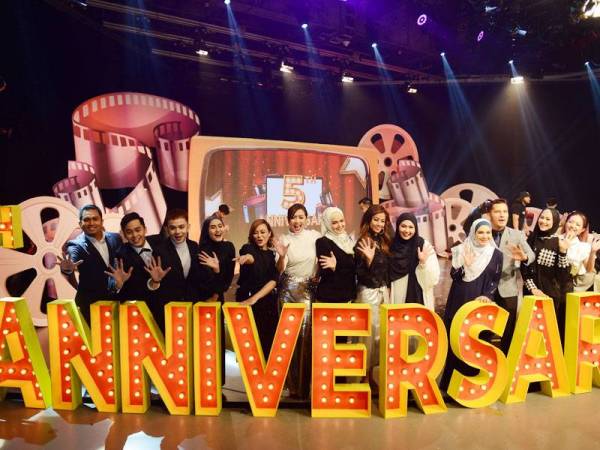 Go Shop meraikan ulang tahun kelimanya dengan meriah yang diserikan dengan kehadiran beberapa artis tempatan termasuk Datuk Seri Siti Nurhaliza (tujuh dari kiri) di Bukit Jalil semalam.