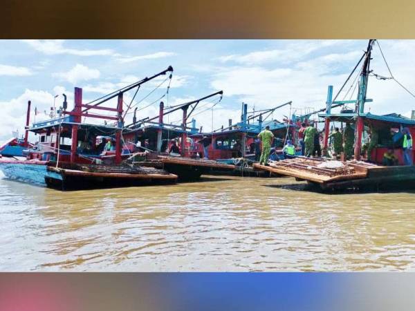 Anggota APMM dan AADK menggempur beberapa bot nelayan di tengah laut dalam Operasi Rintis Perdana di perairan Kuala Kedah semalam. - Foto ihsan APMM