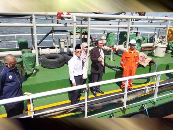 Mohammad Nizar (dua dari kanan) melihat sendiri kapal pengisi minyak ketika merasmikan Pit-stop Bunker Hub @ Lumut di Wharf 3 Terminal Maritim Lumut Kampung Acheh di sini hari ini.