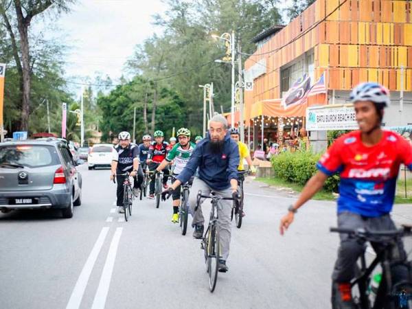 Azhar (dua dari kanan) ketika menyertai kayuhan santai bersama Wan Sukairi di sekitar bandar Kuala Terengganu. - Foto Facebook Wan Sukairi Wan Abdullah