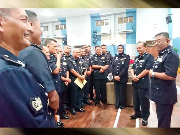 Mat Kasim (kanan) dan Arshad (dua dari kanan) beramah mesra bersama pegawai dan anggota polis selepas majlis Serah/Terima Tugas Ketua Polis Daerah Jasin dan Majlis Perasmian Rumah Persatuan Keluarga Polis (PERKEP) di IPD Jasin di sini hari ini.