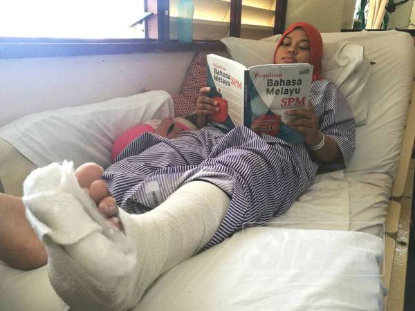 Nur Anis Mardiyyah mengulangkaji pelajaran di HSNZ bagi menghadapi peperiksaan bagi subjek teras SPM.