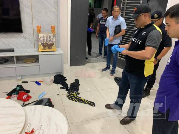 Anggota Unit Pemusnah Bom membuat pemeriksaan di lokasi kejadian.