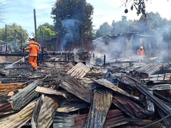 Anggota bomba bertungkus-lumus memadamkan api di tempat kejadian. - Foto IHSAN BOMBA