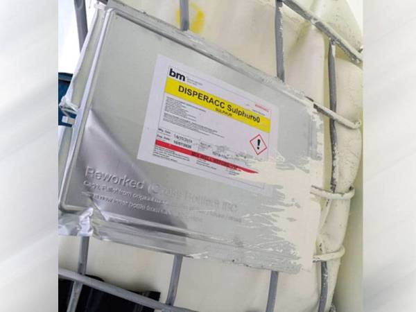 Muatan sulfur terbabit terjatuh daripada sebuah treler di laluan menghala USJ 21 berhampiran One City, Subang Jaya hari ini.