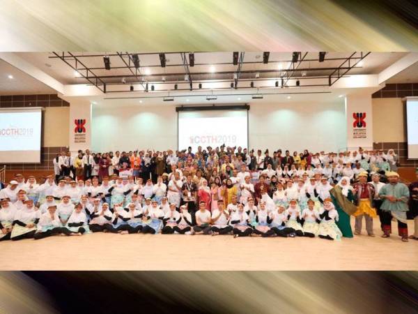 Sebahagian peserta Persidangan Antarabangsa Teknologi Kreatif dan Warisan bergambar kenangan di UMK Kampus Bachok.