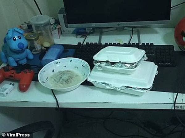 Terdapat beberapa bungkusan makanan di atas meja dengan botol minuman.