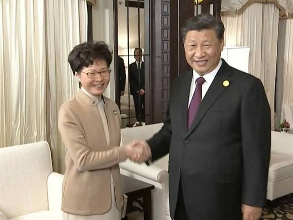 Presiden China, Xi Jinping (kanan) bersama Ketua Eksekutif Hong Kong, Carrie Lam ketika pertemuan di Shangai semalam.