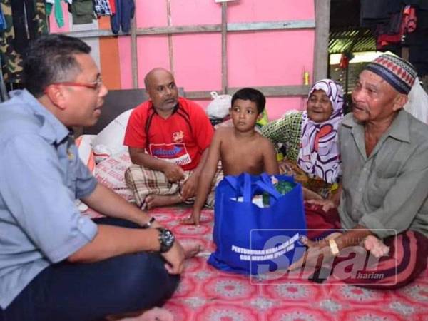 Syahbuddin turun melihat keadaan Che Mat serta menyampaikan sumbangan.