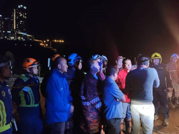 Anggota APM turut dikerah ke lokasi bagi membantu operasi. - Foto IHSAN APM