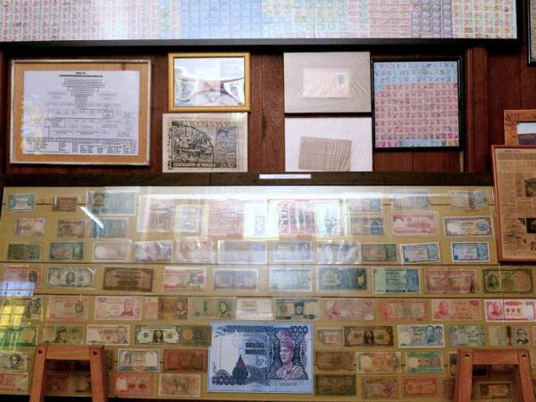 Wang kertas lama juga dipamerkan di Muzium Bugis ini. Di sini,mempunyai sebanyak 2,616 artifak bersejarah dan daripada jumlah itu, lebih 300 koleksi merupakan barangan tulen yang 'berusia' ratusan tahun berkaitan perihal masyarakat Bugis. - Foto Bernama