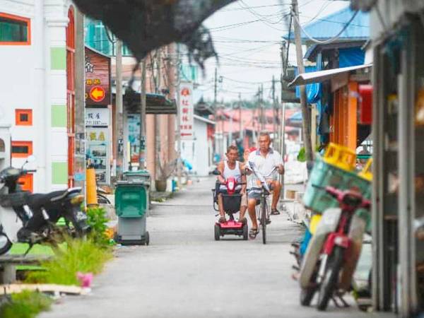 Suasana unik di Kampung Air Masin, Kukup berdekatan Taman Negara Tanjung Piai menggamit kehadiran pelancong. - FOTO SHARIFUDIN ABDUL RAHIM