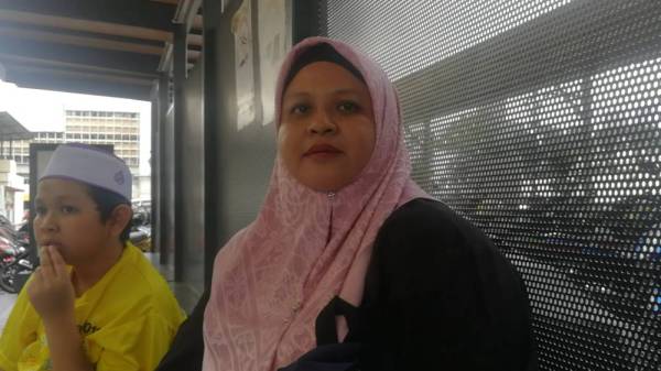 Siti Satariah ditemui di HKL ketika membawa Muhammad Al-Yusof mencuci bahagian kulit yang melecur.