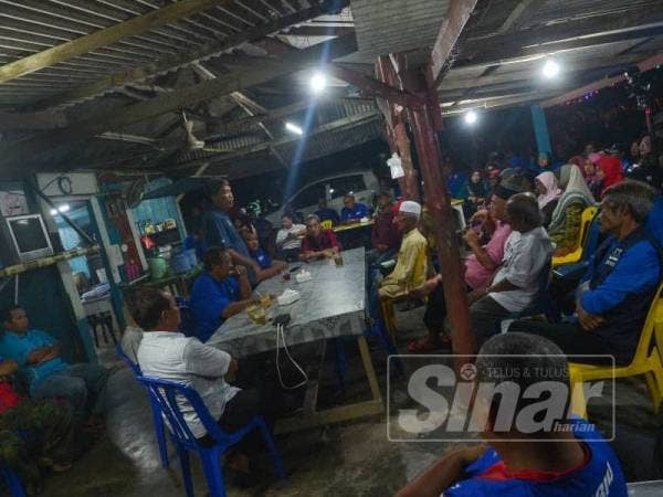 Mohamad menyampaikan ceramah pada Ceramah Berkelompok BN di Warung Kampung Penerok malam ini. - Foto SHARIFUDIN ABDUL RAHIM