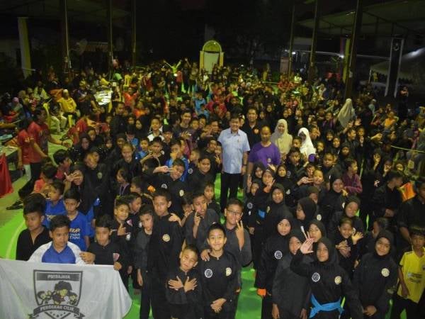 Sebahagian peserta Kejuaraan Silat Tanding Jemputan Sekolah Rendah Peringkat Kebangsaan. 