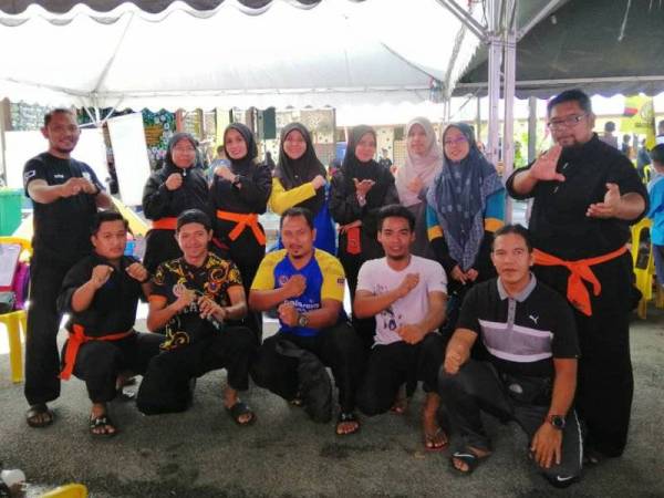 Jurulatih dan guru penasihat pasukan.