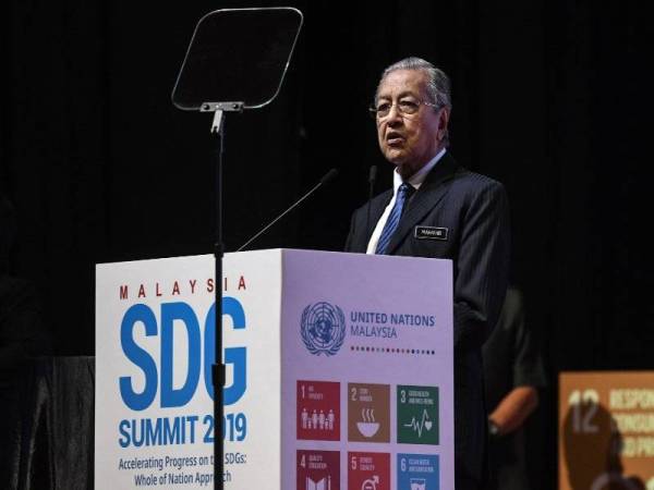 Dr Mahathir ketika berucap pada Sidang Kemuncak SDG Malaysia 2019 di Pusat Konvensyen Kuala Lumpur hari ini.  - Foto Bernama