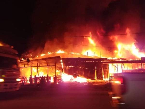 Api marak menyebabkan hampir keseluruhan kedai terlibat musnah.