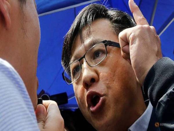 Junius ketika terlibat pergaduhan mulut dengan Ahli Parlimen prodemokrasi di Hong Kong pada Ogos lalu.