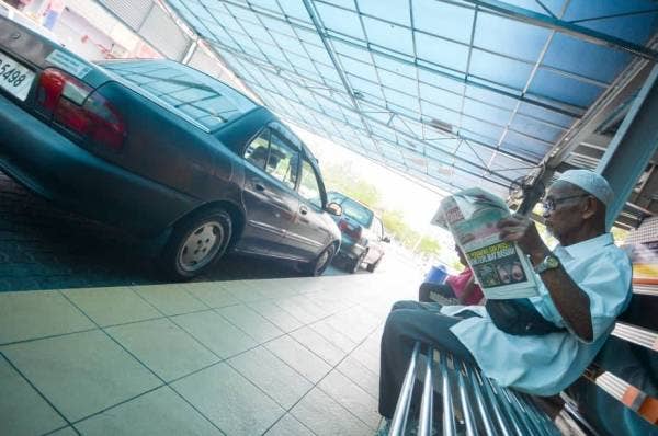 Pemandu Teksi memilih membaca akhbar Sinar Harian ketika menunggu penumpang-penumpang di Bandar Pontian hari ini.
Foto: SHARIFUDIN ABDUL RAHIM