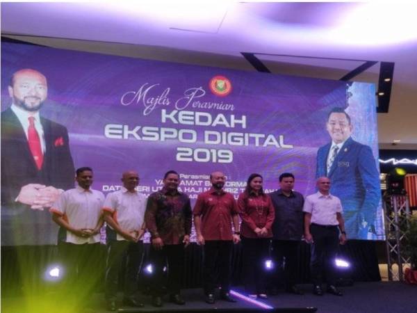 Mukhriz (tengah) bersama sebahagian pempamer yang mengambil bahagian dalam KED 2019.