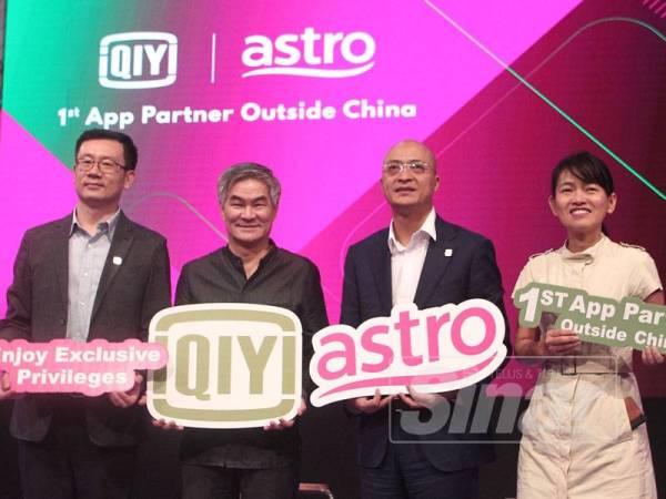 Henry Tan, CEO Astro(dua kiri) dan Yang Xianghua, Presiden Keahlian dan Kumpulan Perniagaan iQIYI(dua kanan) memegang plakad pada sidang media Astro Rakan Aplikasi App IQIYI di luar China di pejabat Astro,Bukit Jalil,Kuala Lumpur. - Foto ZAHID IZZANI
