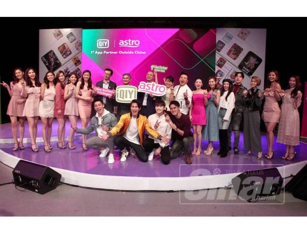 Henry Tan, CEO Astro(dua kiri) dan Yang Xianghua, Presiden Keahlian dan Kumpulan Perniagaan iQIYI(dua kanan) memegang plakad bersama selebriti yang hadir pada sidang media Astro Rakan Aplikasi App IQIYI di luar China di pejabat Astro,Bukit Jalil,Kuala Lumpur. - Foto ZAHID IZZANI