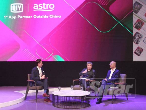 Henry Tan, CEO Astro(kiri) bersama Yang Xianghua, Presiden Keahlian dan Kumpulan Perniagaan iQIYI(kanan) bercakap pada sidang media Astro Rakan Aplikasi App IQIYI di luar China di pejabat Astro,Bukit Jalil,Kuala Lumpur. - Foto ZAHID IZZANI