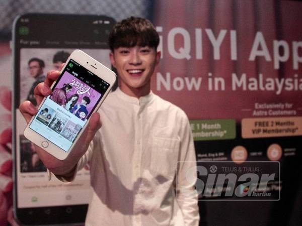 Seorang lelaki menunjukkan aplikasi iQIYI di telefon pintar pada sidang media Astro Rakan Aplikasi App IQIYI di luar China di pejabat Astro,Bukit Jalil,Kuala Lumpur. - Foto ZAHID IZZANI
