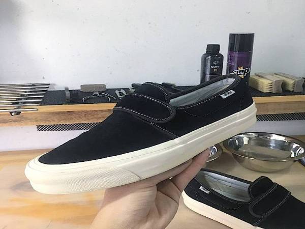 SELEPAS dicuci, kasut pelanggan nampak lebih bersih dan kelihatan seperti baharu.