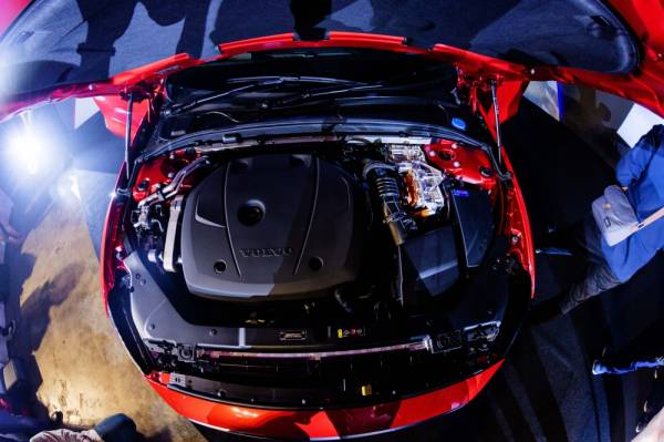 RUANG enjin 2.0 liter hibrid.